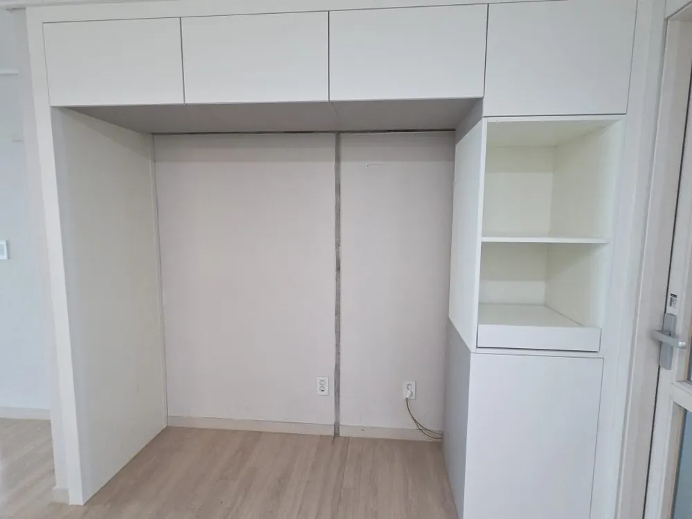 붙박이 냉장고장 프레임, 측면 오픈 선반 포함 구성