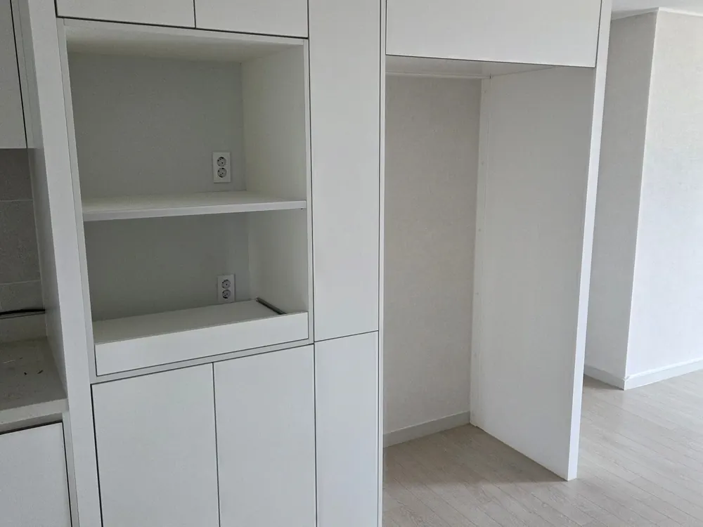 빌라 냉장고장 옆 하부 서랍과 오픈 선반 병행 구성